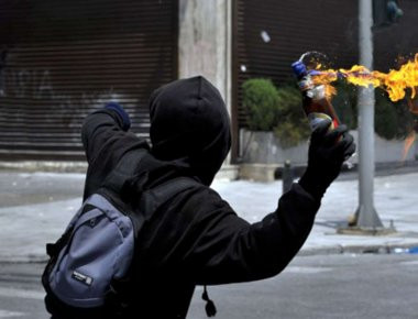 Εξάρχεια: Ομάδα ατόμων πέταξαν μολότοφ σε διμοιρία των ΜΑΤ (φωτό)